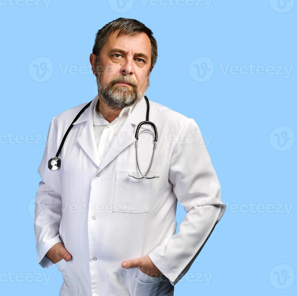 retrato de un médico con estetoscopio. foto