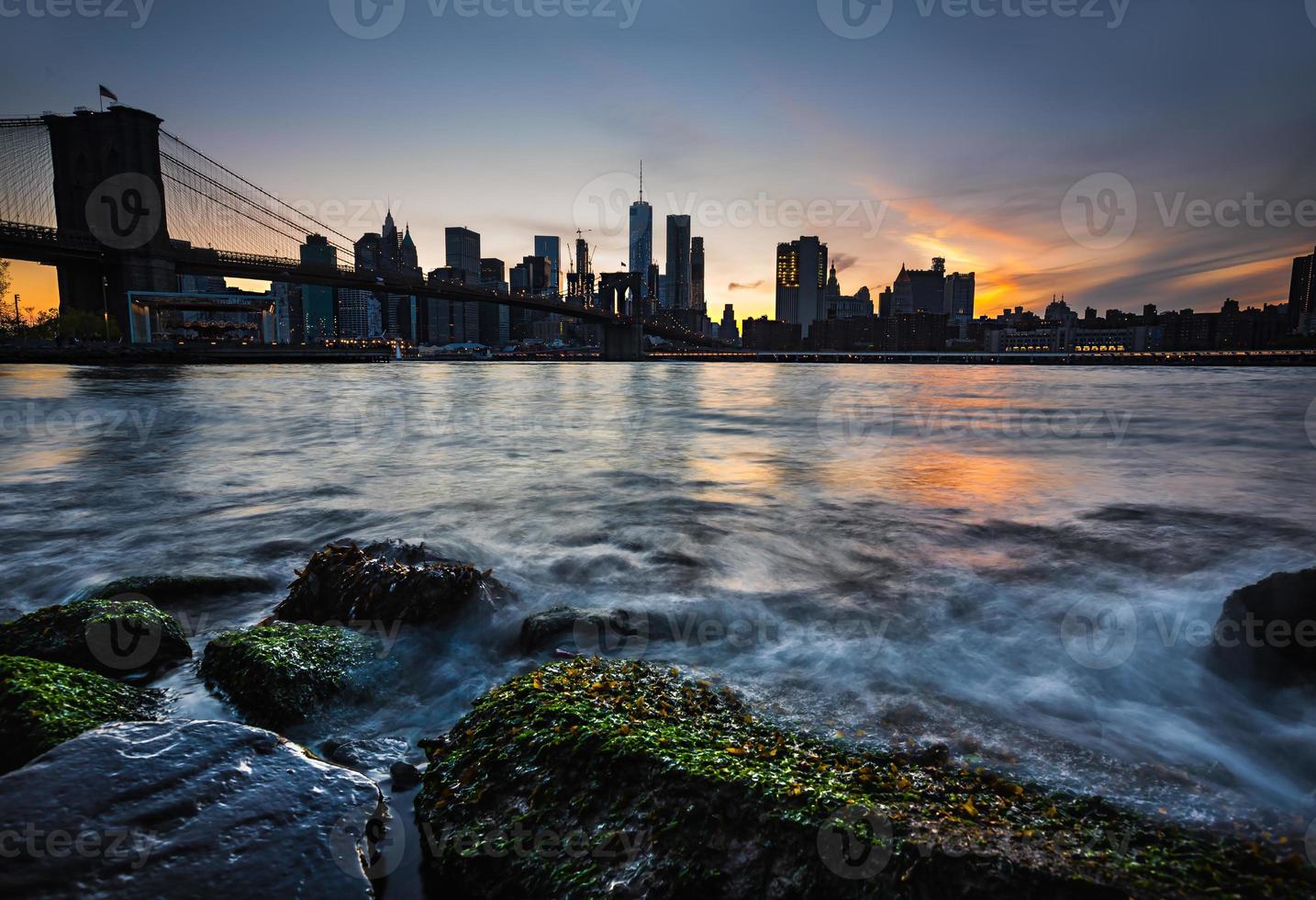 horizonte de manhattan con puente de brooklyn foto