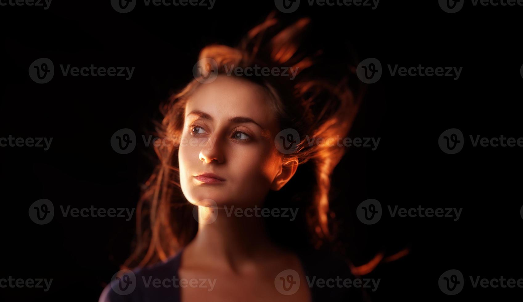 mujer con el pelo al viento foto