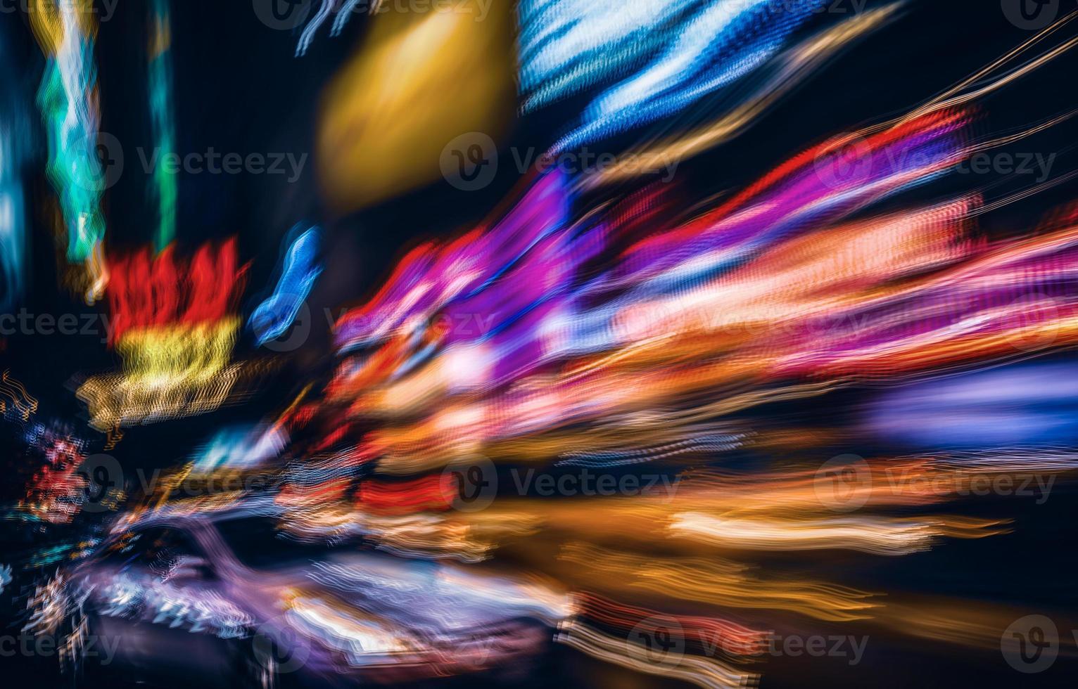 luces de neón en las calles de la ciudad de nueva york foto