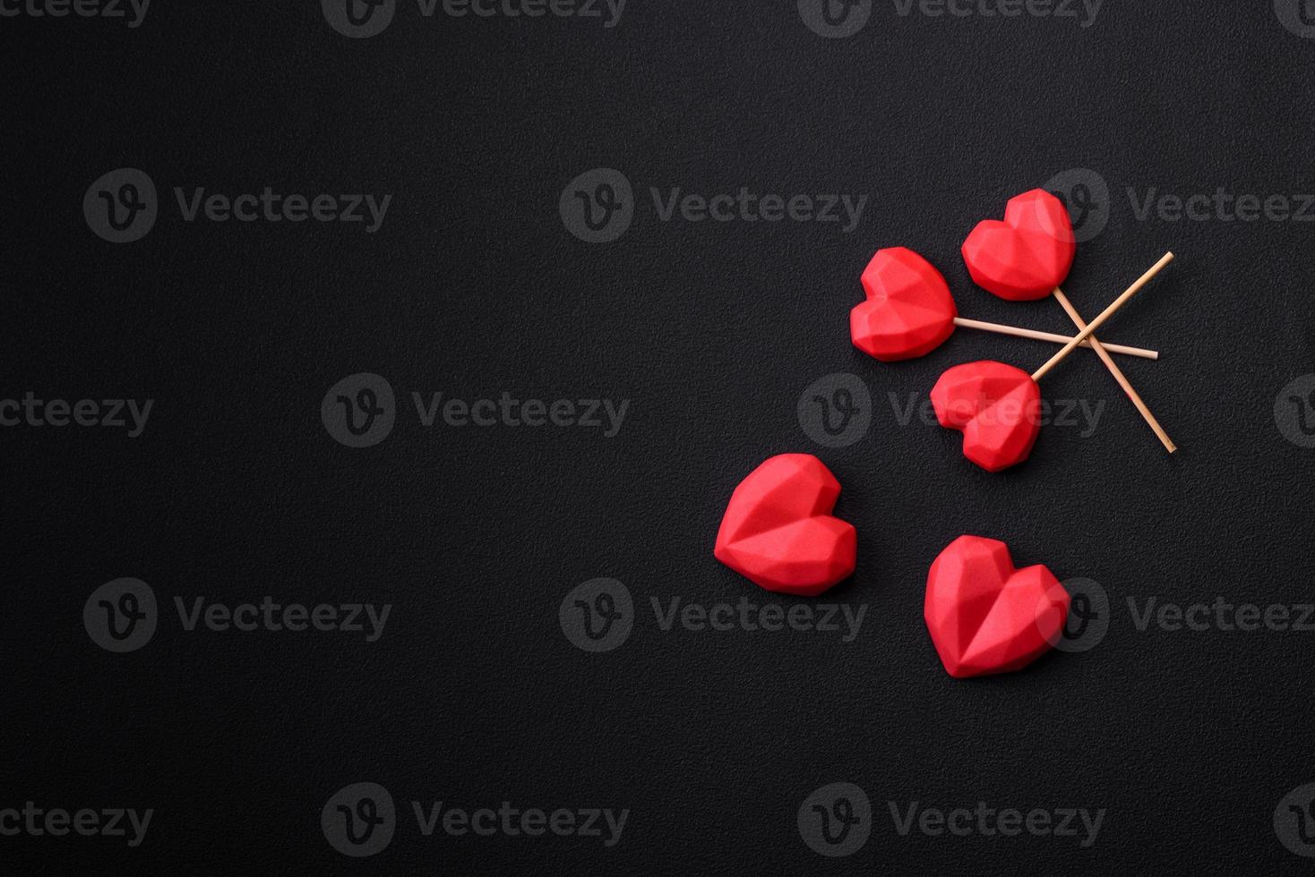 deliciosos dulces de chocolate en forma de corazón sobre un fondo de hormigón oscuro foto