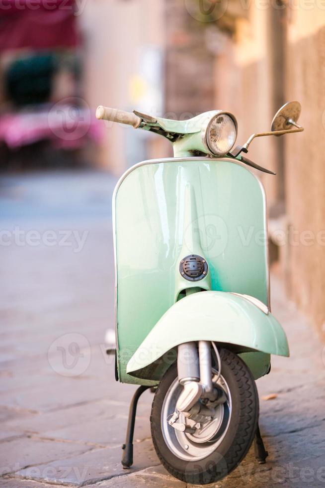 scooter azul claro en la calle de la ciudad vieja. viejos elementos clásicos de la ciudad europea foto