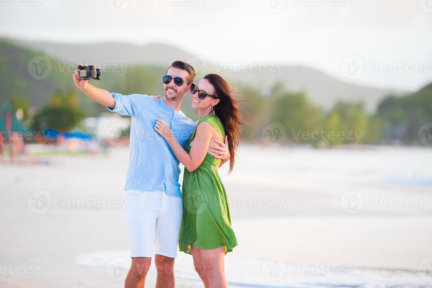 pareja selfie tomando fotos en la playa. turistas personas tomando fotos de viajes en vacaciones de verano.