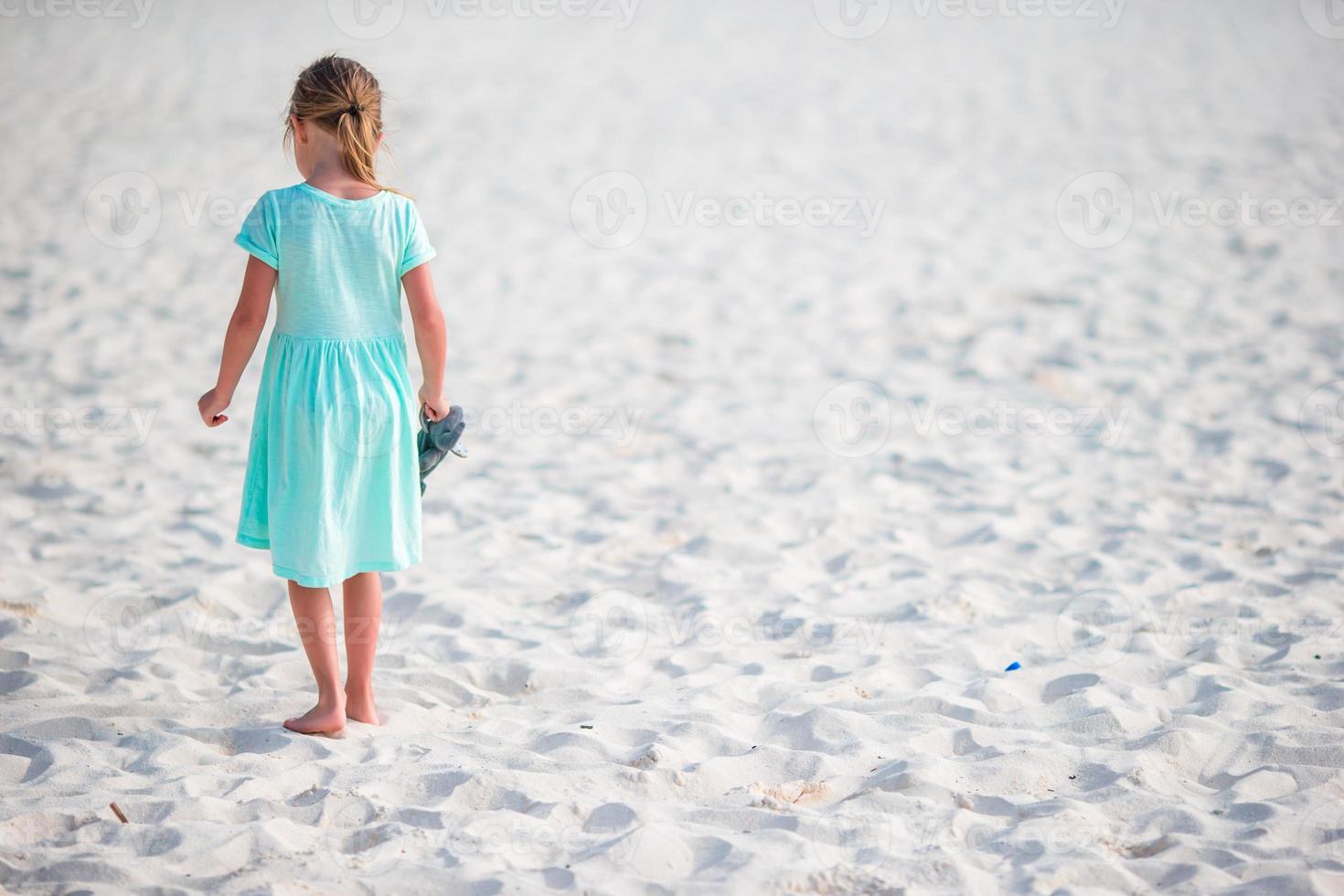 niña adorable en la playa durante las vacaciones de verano foto