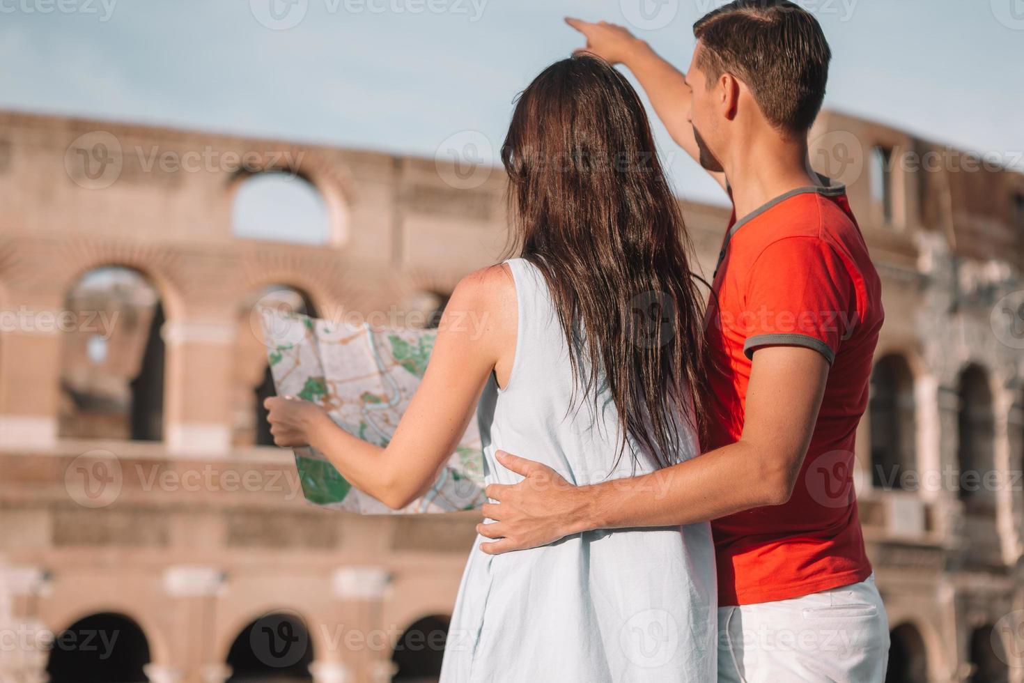 familia feliz en europa. pareja romántica en roma sobre el fondo del coliseo foto