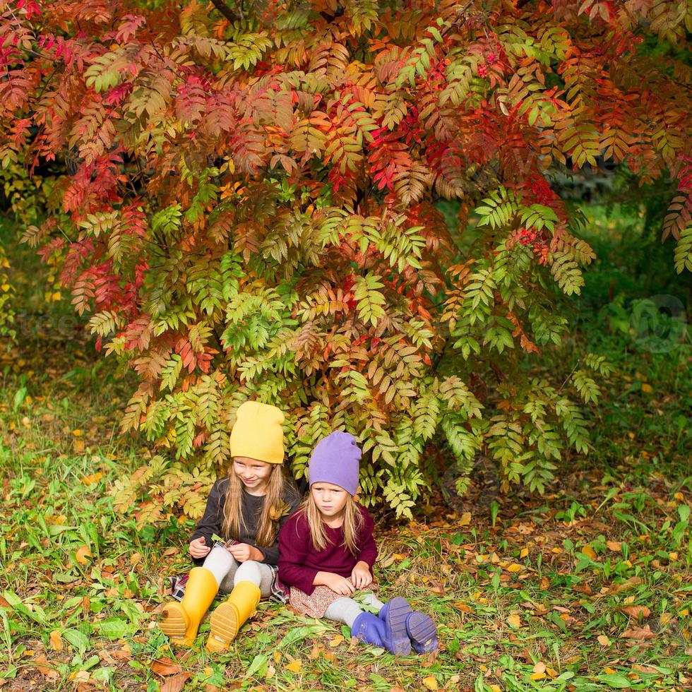 dos adorables chicas al aire libre en el bosque de otoño foto