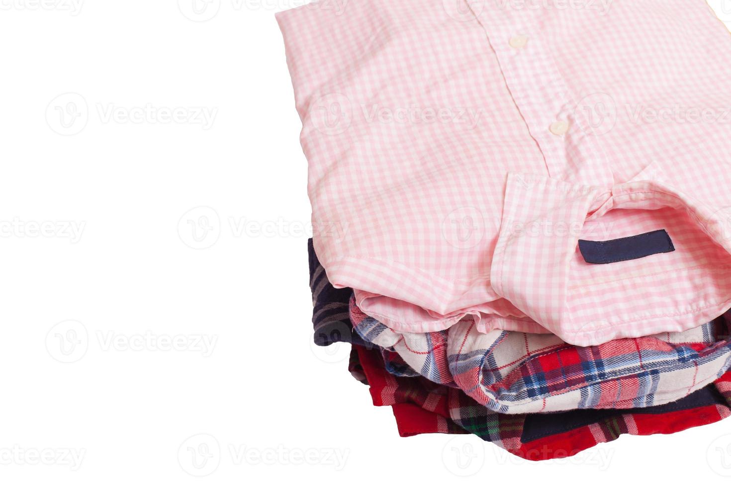 Camisas femeninas casuales aisladas sobre fondo blanco de cerca foto