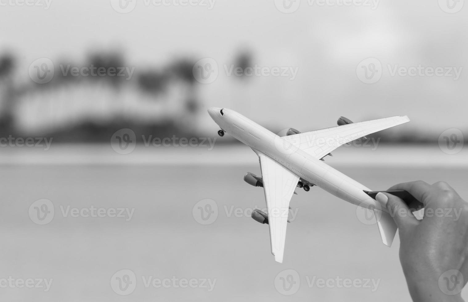 pequeña miniatura blanca de un avión. foto en blanco y negro.