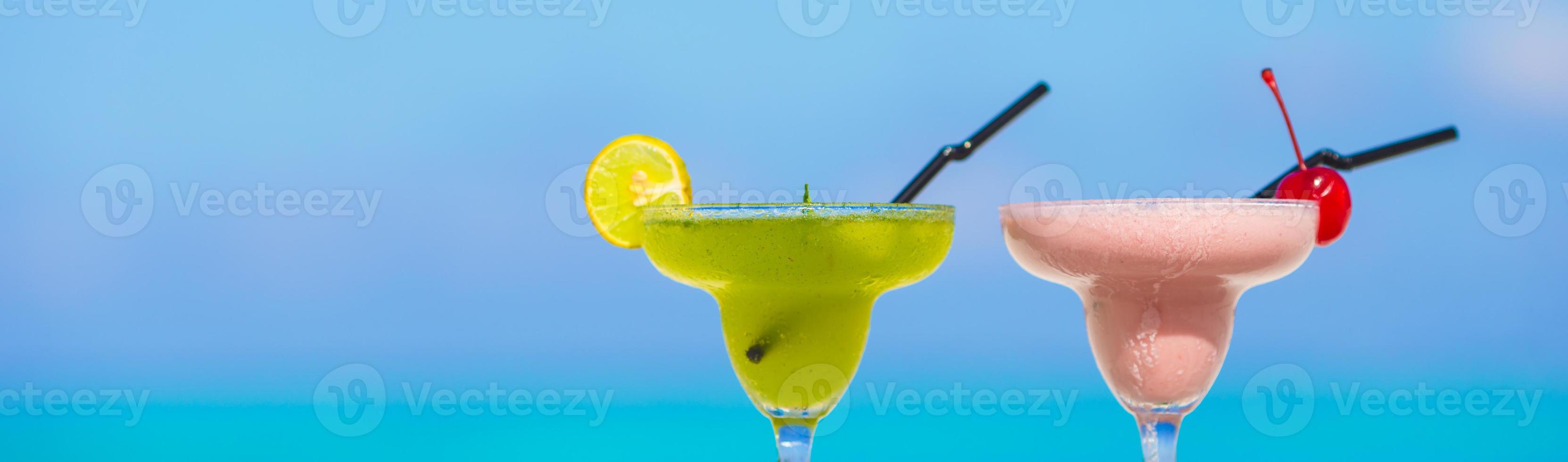 dos sabrosos cócteles en la playa blanca tropical foto