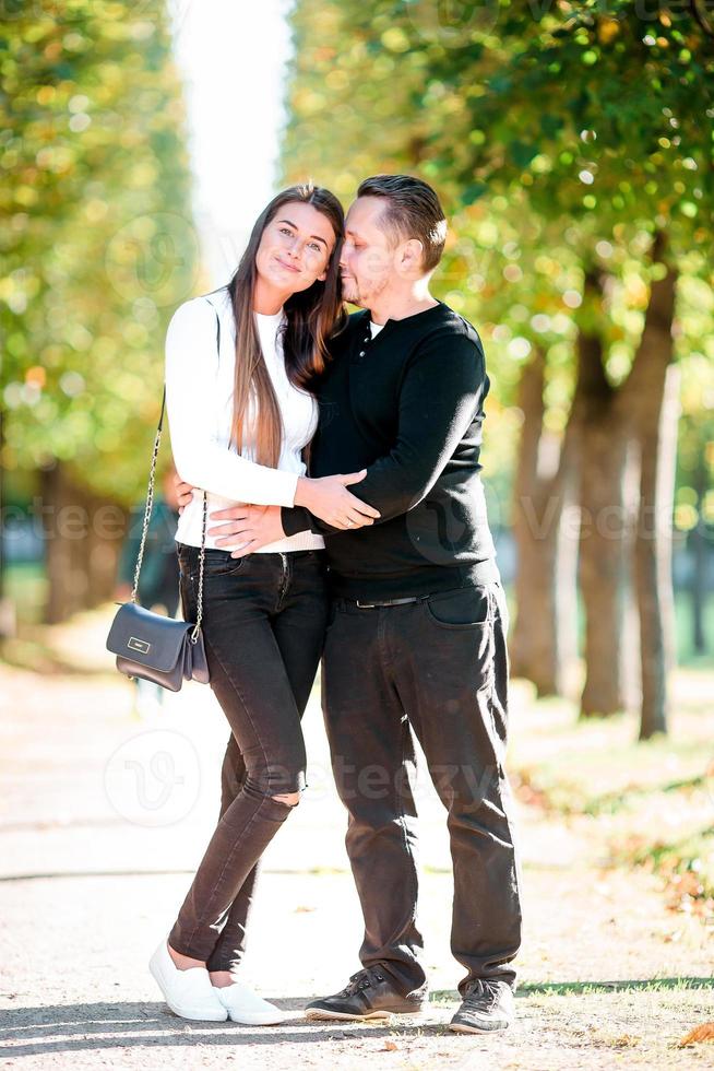 retrato de familia feliz de cuatro en día de otoño foto