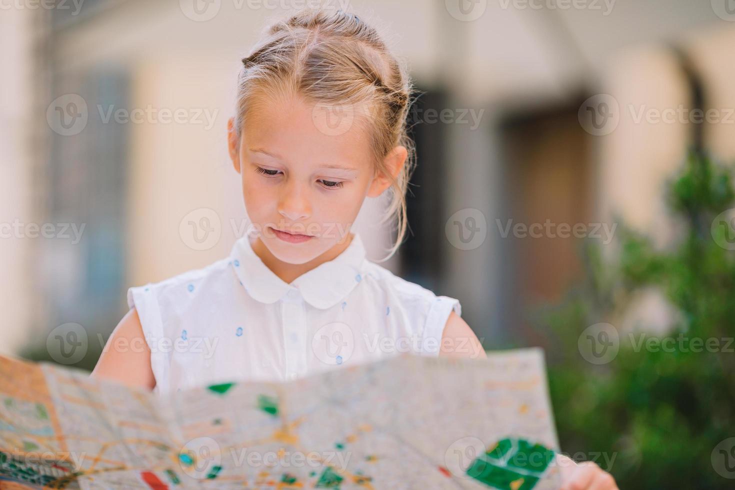 una niña adorable disfruta de unas vacaciones italianas en europa. foto