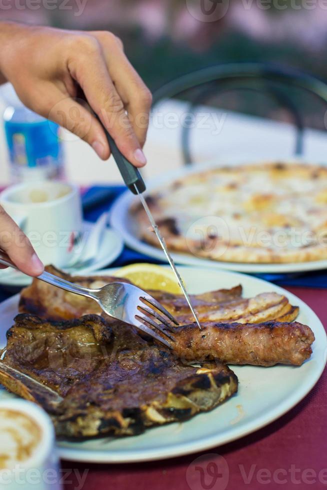 rebanadas de bistec con un tenedor foto