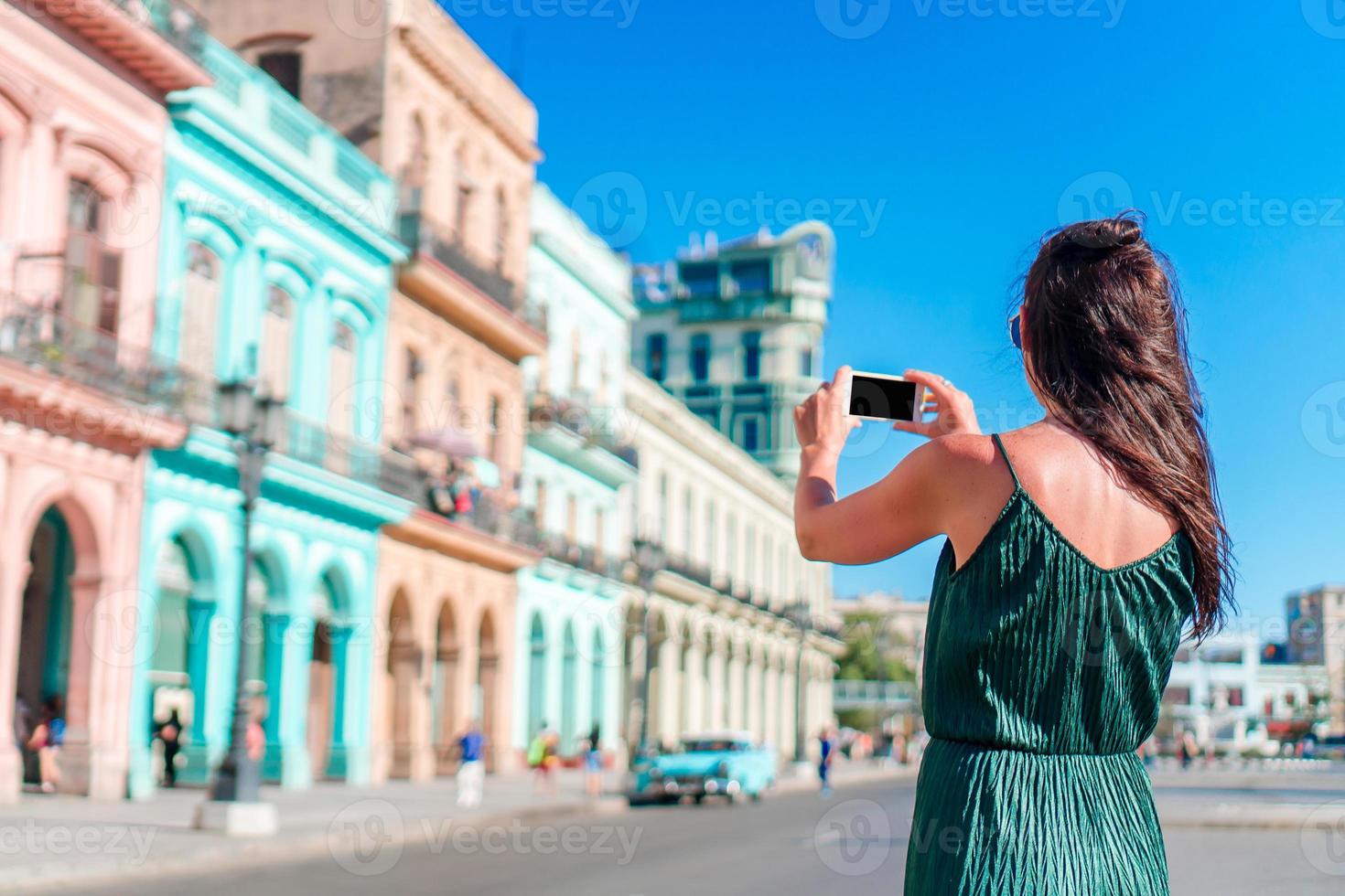 chica turista en zona popular en la habana, cuba. joven viajera sonriendo feliz. foto