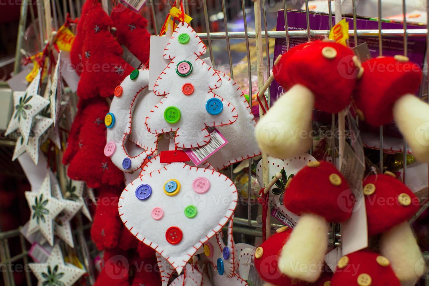 coloridos juguetes navideños para la piel en un supermercado foto