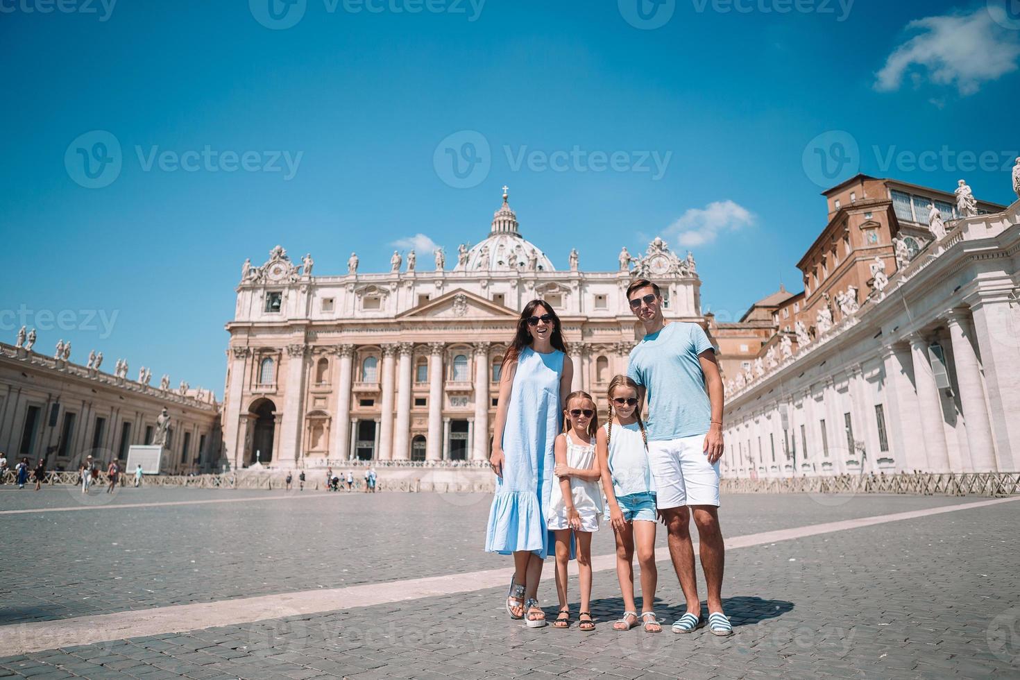 familia feliz en st. iglesia basílica de san pedro en ciudad del vaticano.  18242593 Foto de stock en Vecteezy