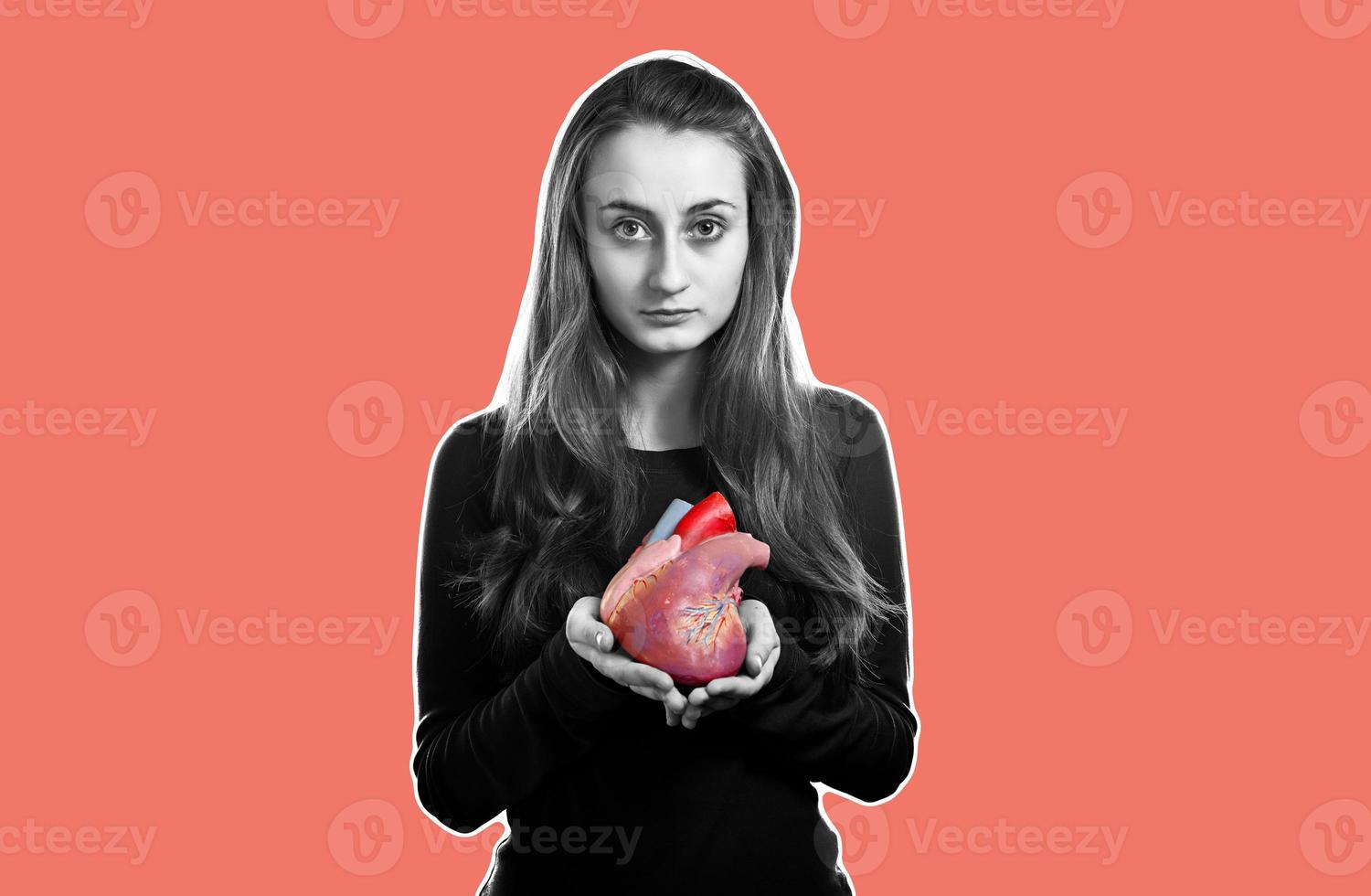 mujer joven con un corazón foto