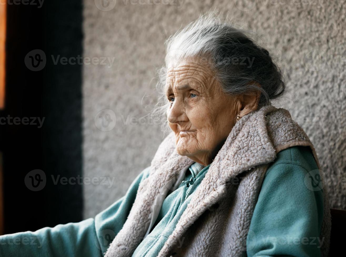 retrato de una mujer muy vieja y arrugada foto