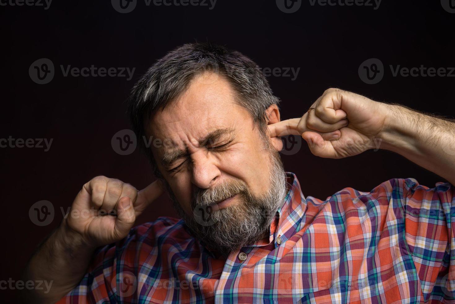 retrato de un hombre enfermo de mediana edad. foto