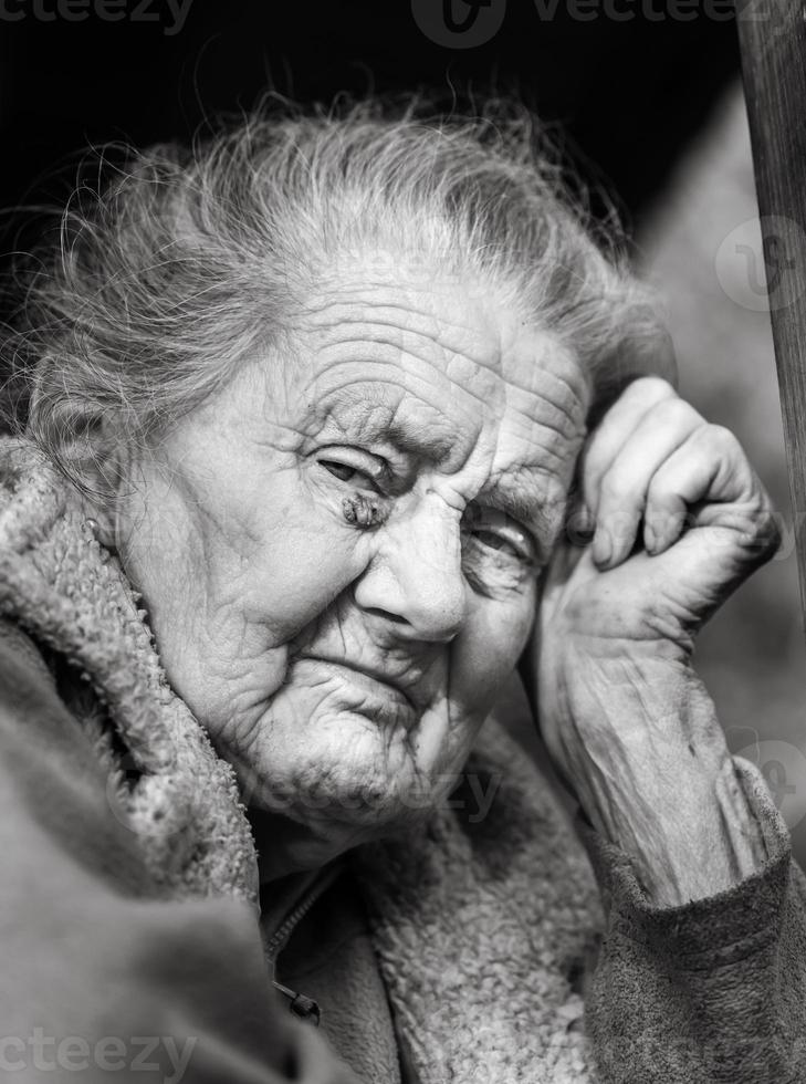 mujer arrugada muy vieja y cansada al aire libre foto
