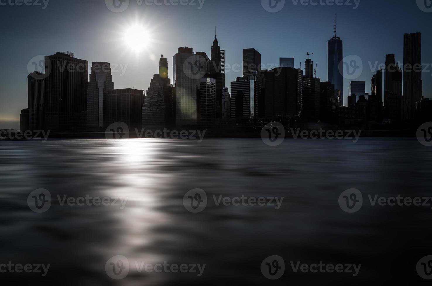 panorama del horizonte de la ciudad de nueva york por la noche foto