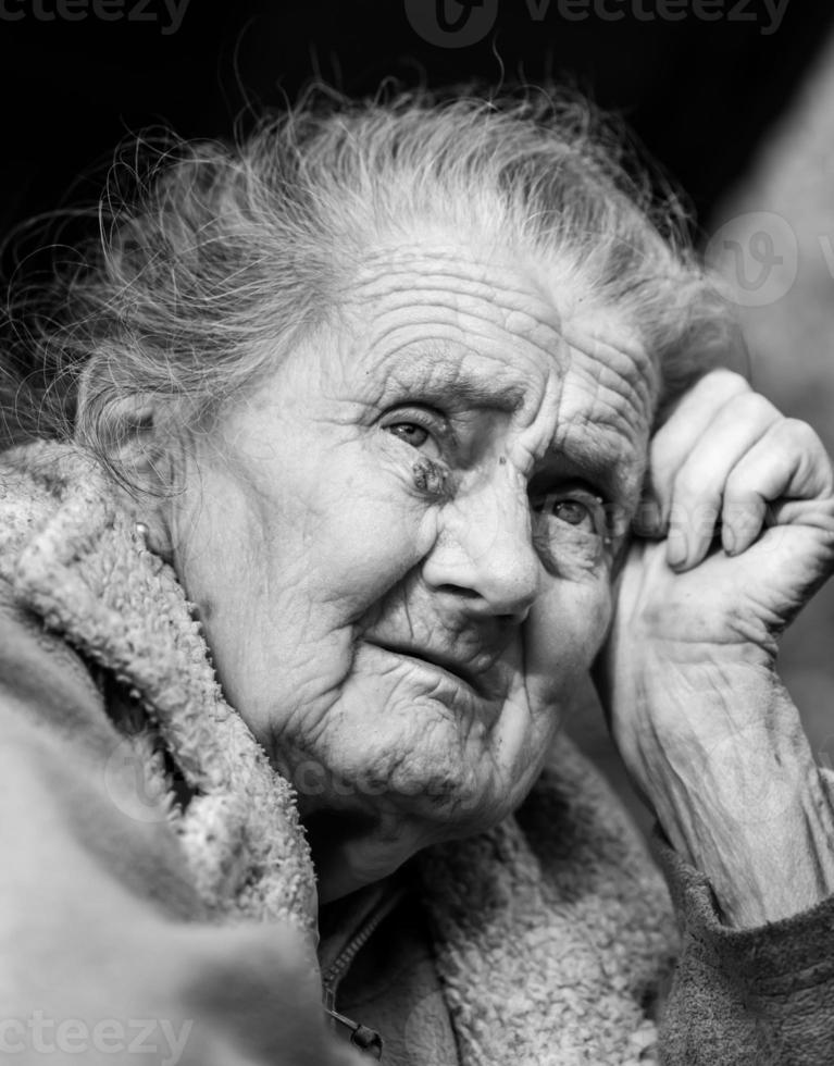 mujer arrugada muy vieja y cansada al aire libre foto