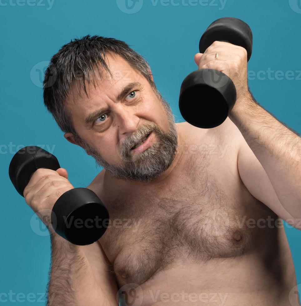 hombre haciendo ejercicio con pesas foto