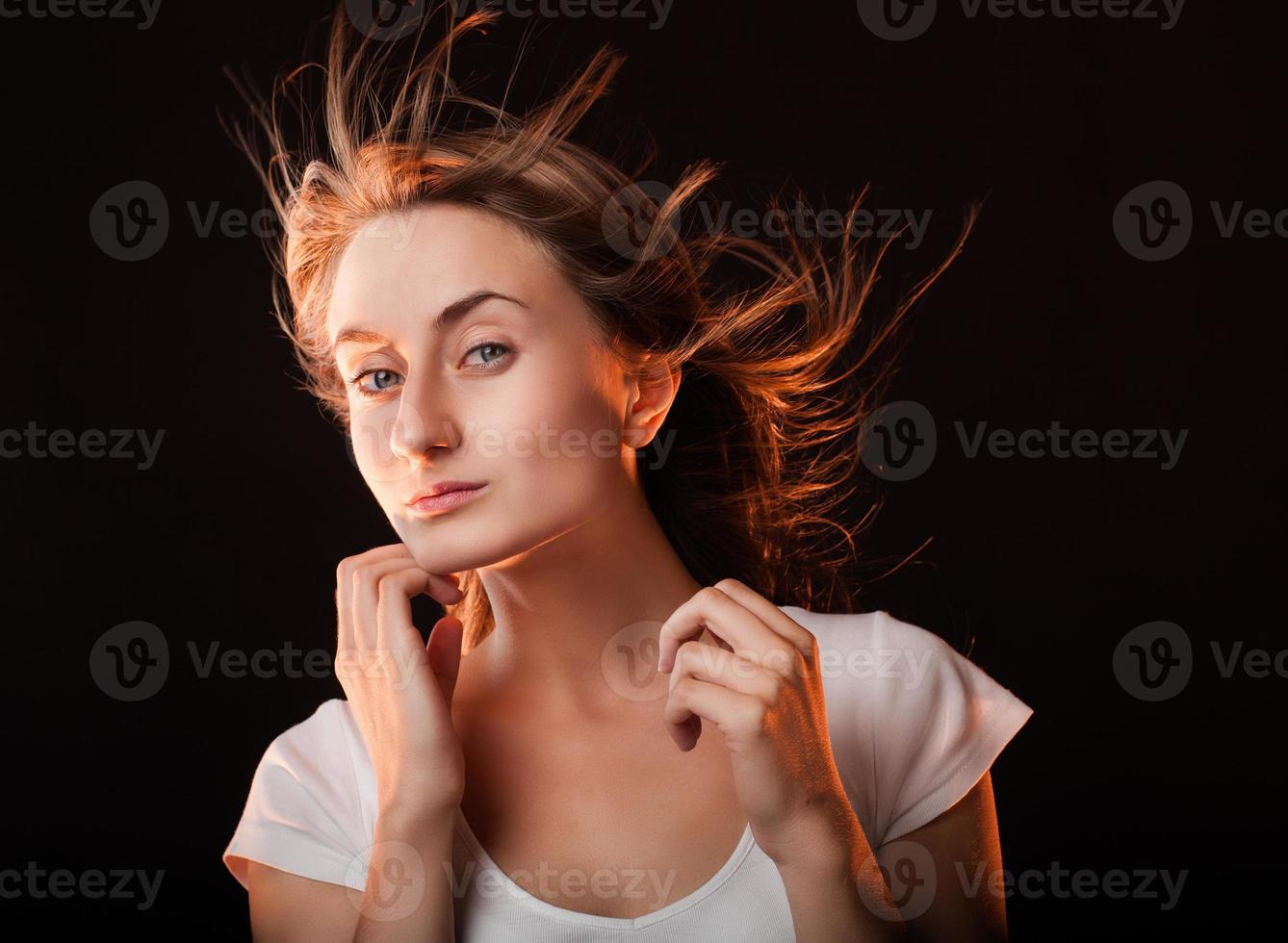 retrato de una hermosa mujer joven o foto