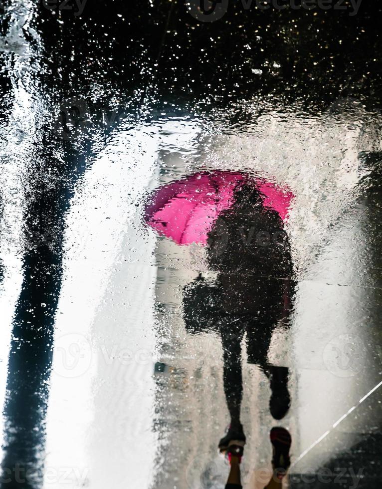 lluvia y reflejos en la ciudad de nueva york foto