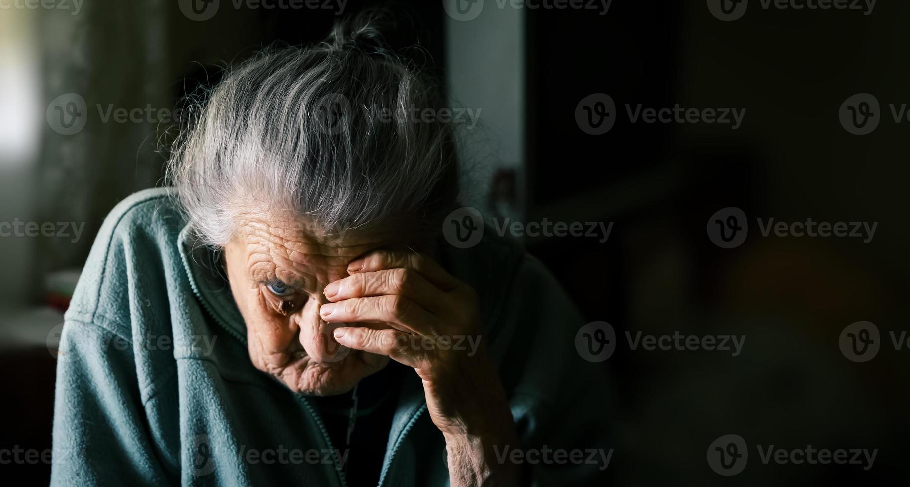 muy vieja mujer cansada foto