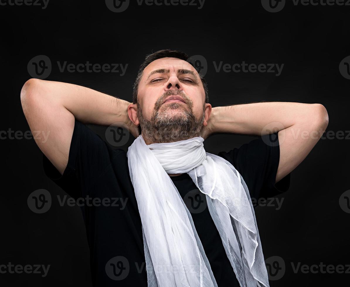 hombre con pañuelo blanco y ojos cerrados foto