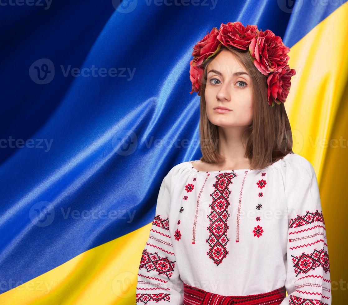 chica en el traje nacional ucraniano foto