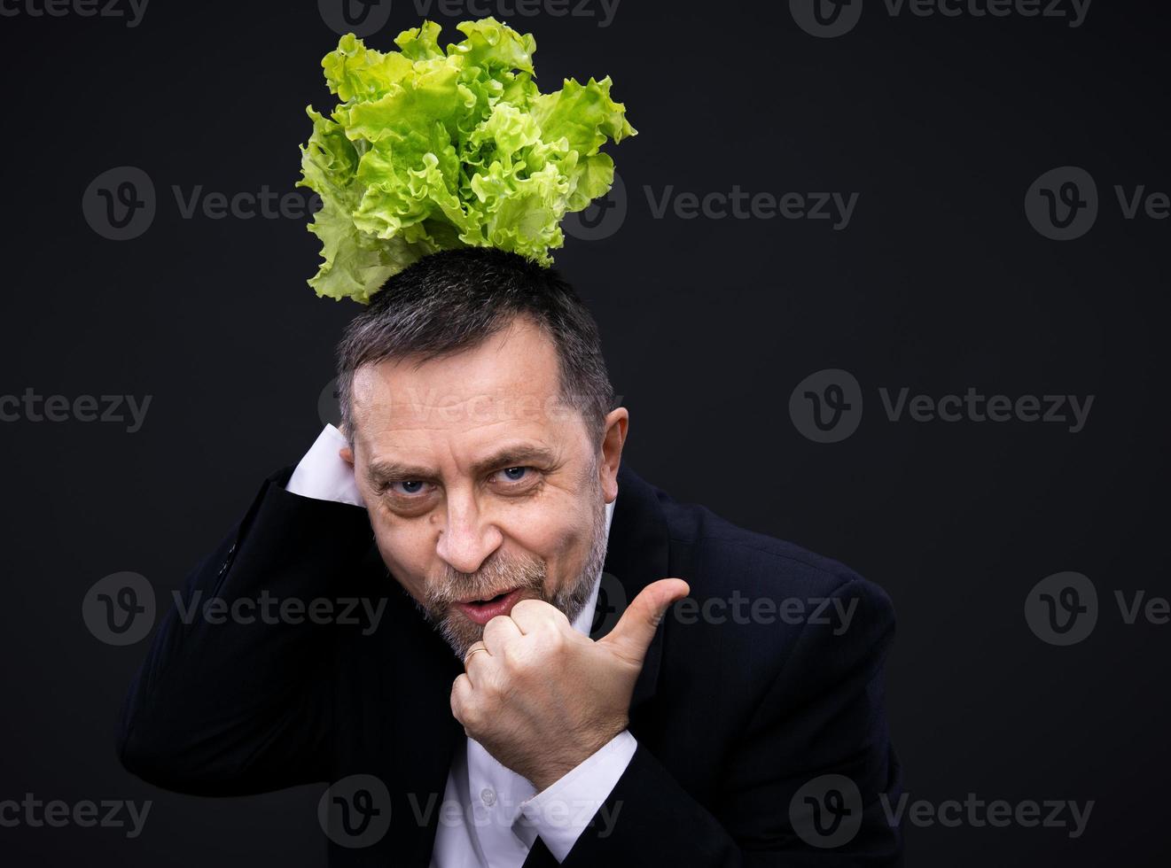 hombre sosteniendo y comiendo lechuga foto