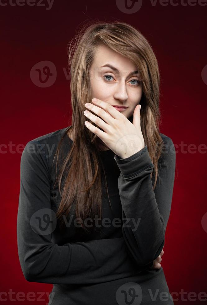 retrato de una joven mujer emocional foto