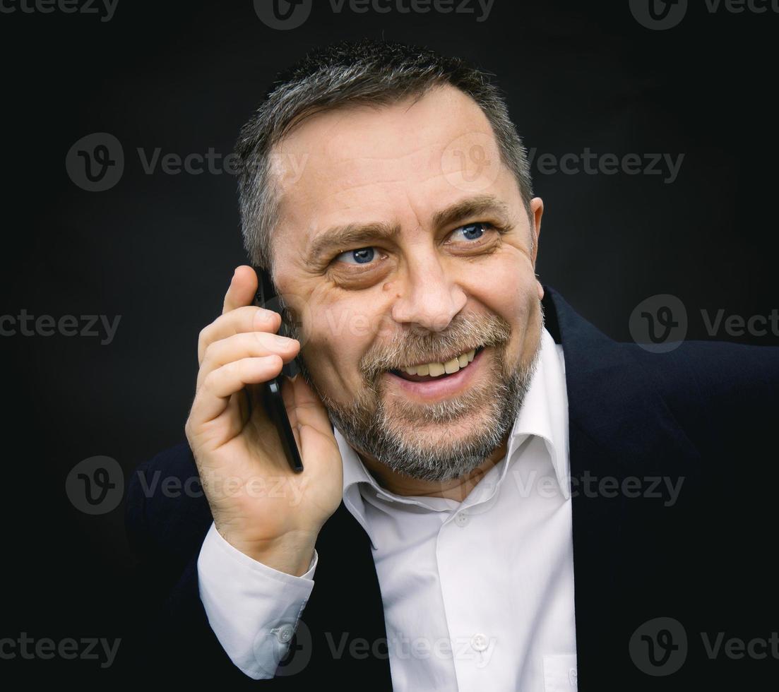 hombre de negocios habla en un teléfono móvil foto