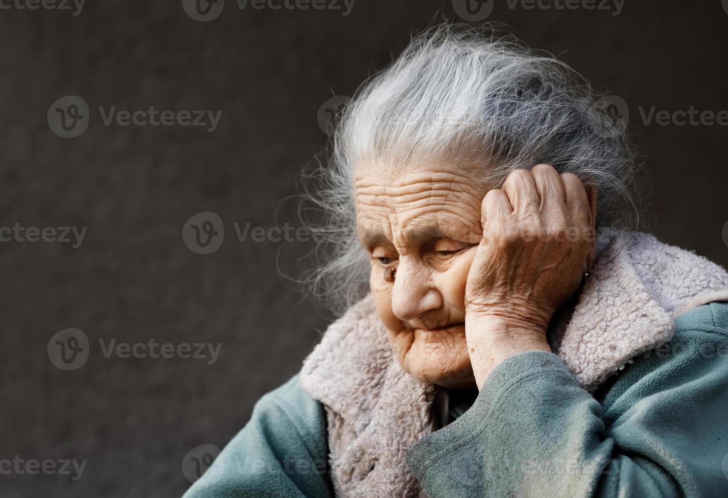 retrato de una mujer muy vieja y arrugada foto