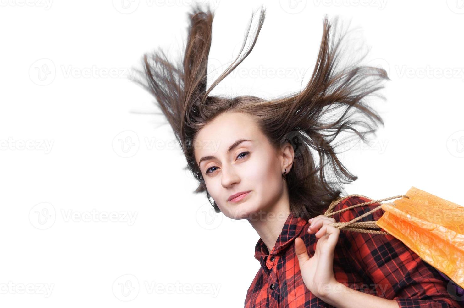 mujer joven con cabello largo y bolsas de compras foto