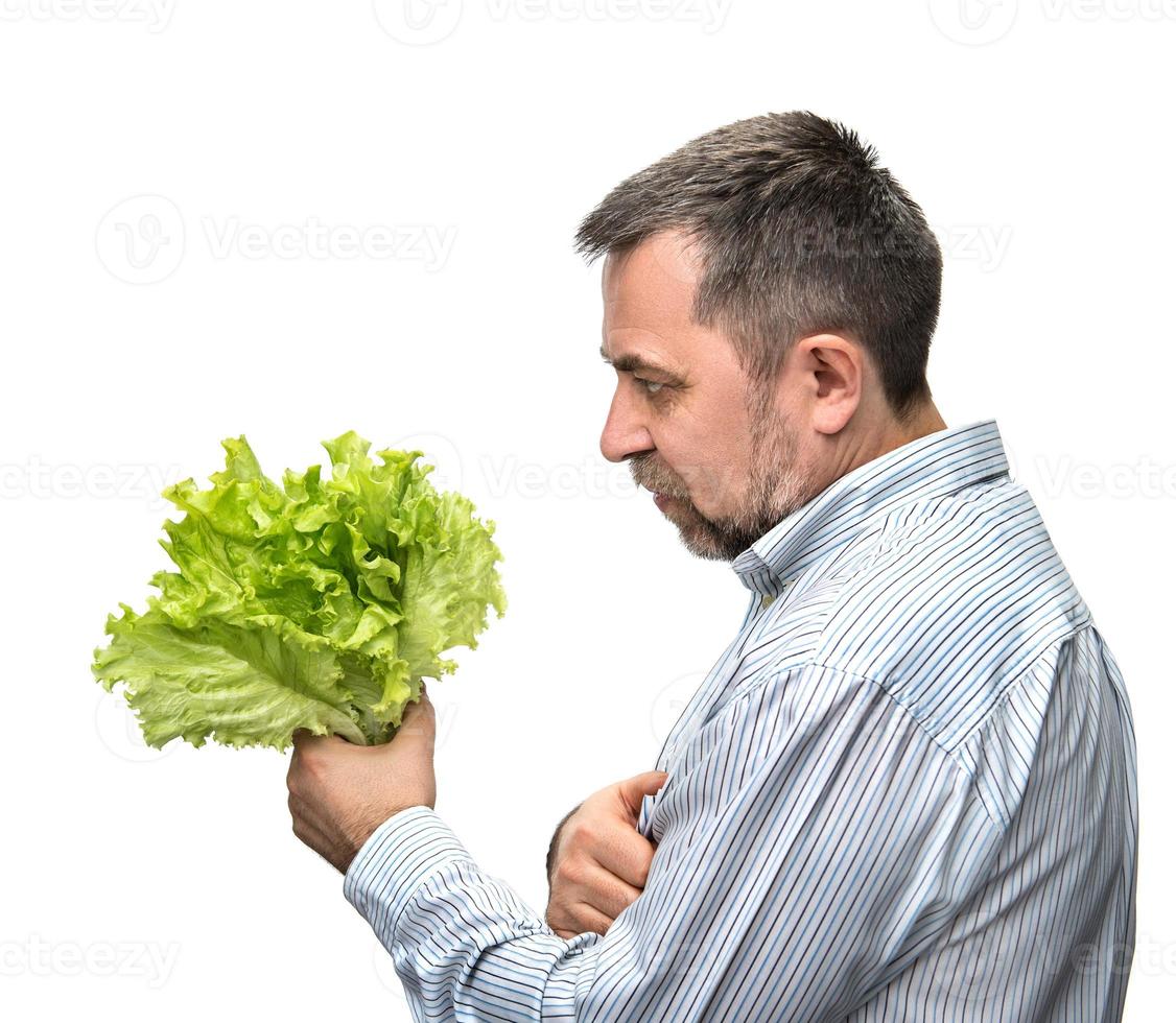 hombre sujetando lechuga aislado en blanco foto