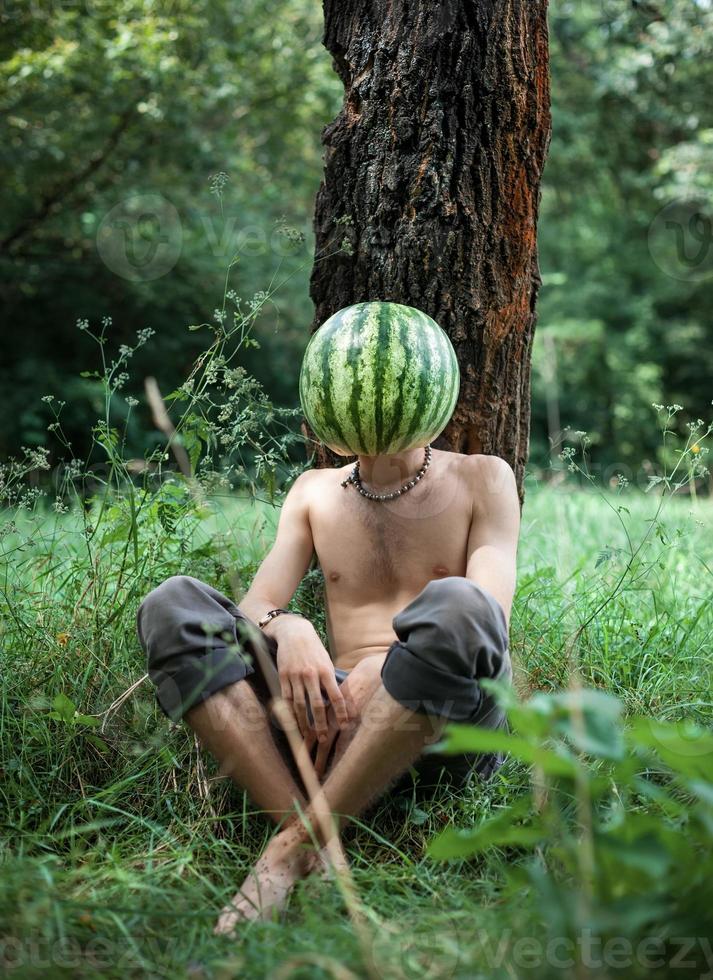 niño con una sandía en lugar de cabeza foto