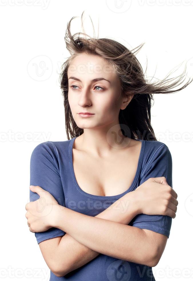 pelo volador. retrato de mujer joven foto