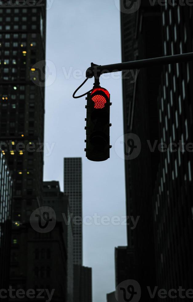 semáforo en rojo en el cruce de caminos en nyc foto