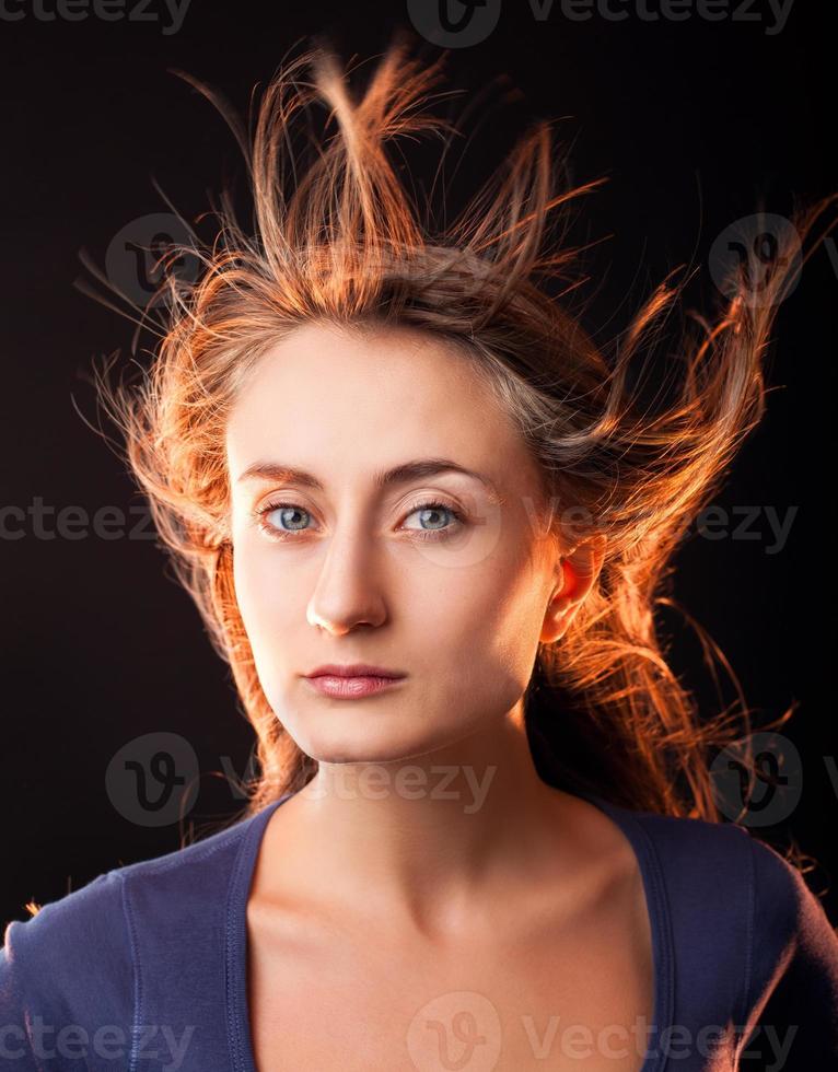 mujer con el pelo al viento foto