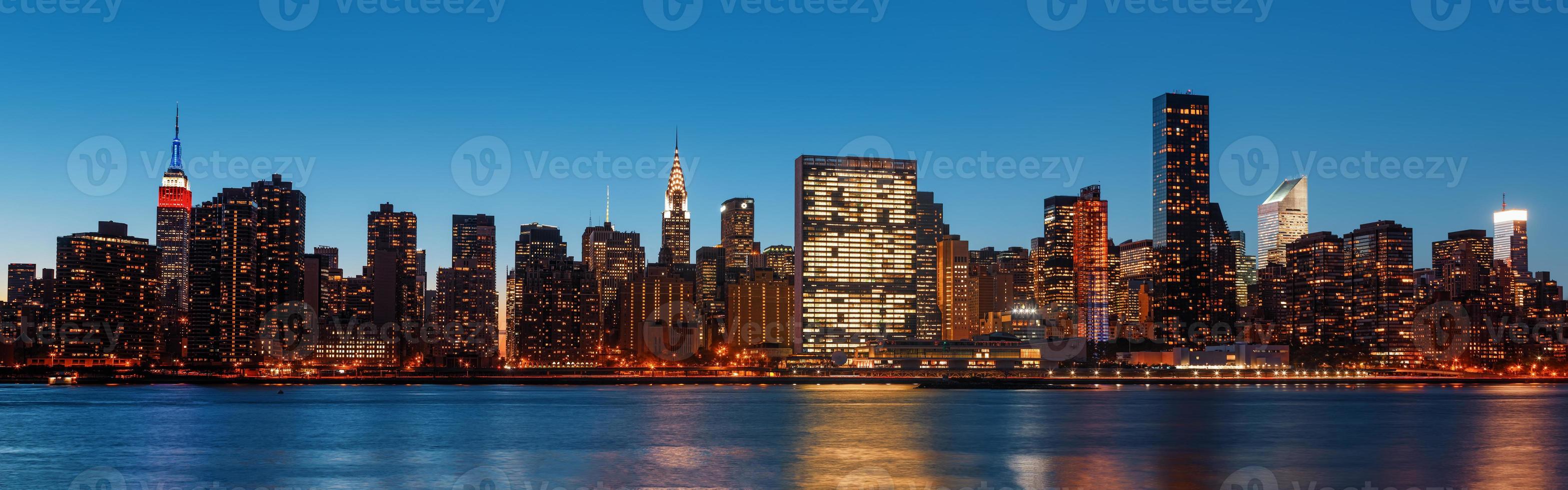 panorama del horizonte de la ciudad de nueva york a última hora de la tarde foto