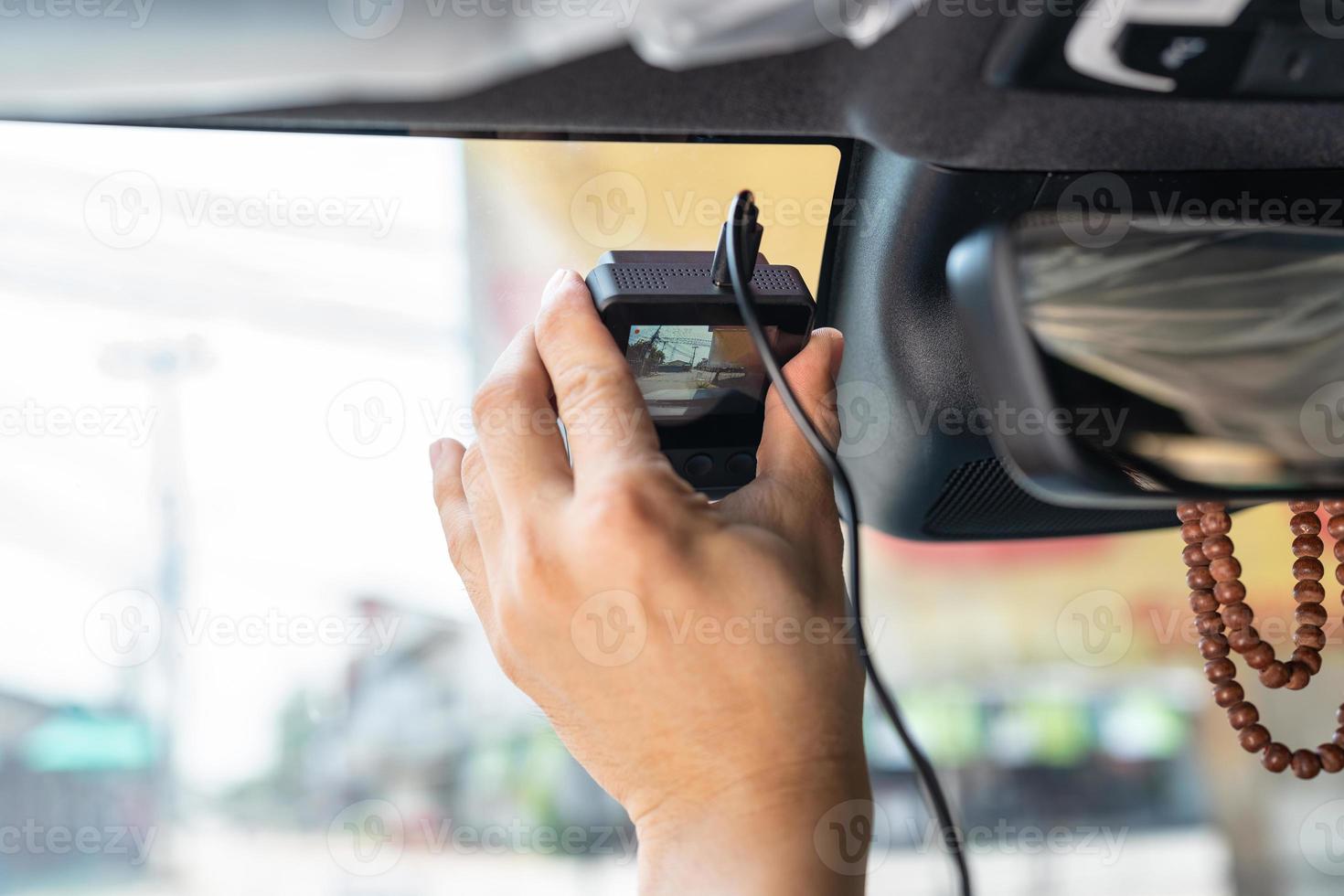 https://static.vecteezy.com/system/resources/previews/018/726/933/non_2x/hand-of-technician-installing-front-camera-car-recorder-on-windscreen-photo.jpg