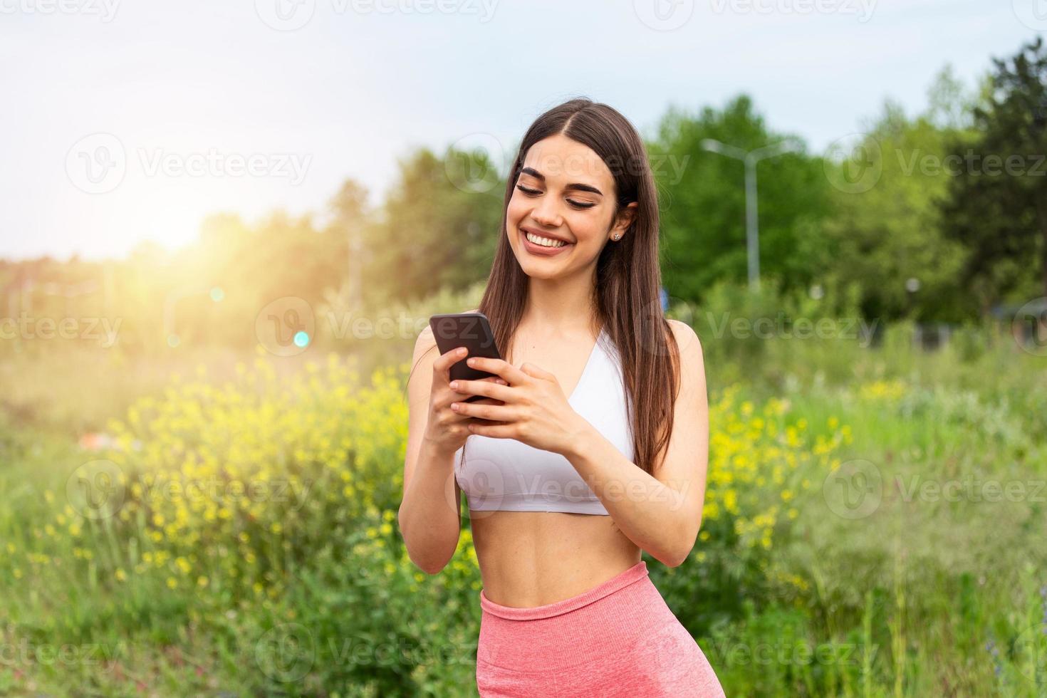 Ajuste a la chica con ropa deportiva gris fijando el pulsómetro en su brazo  Fotografía de stock - Alamy