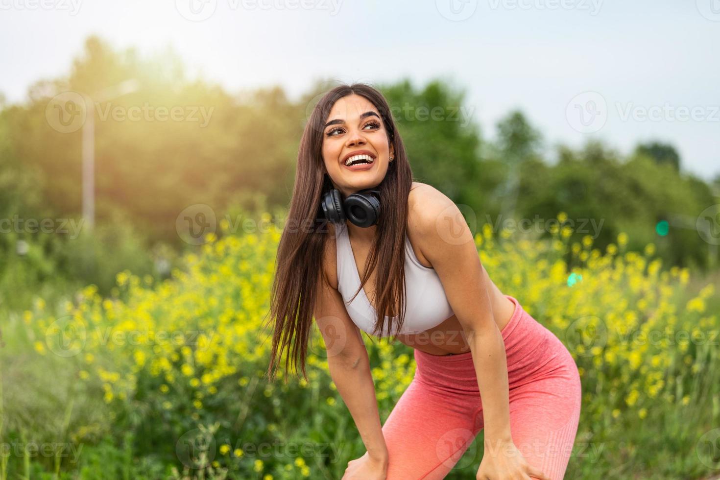 itness mujer relajándose después del ejercicio con una botella de proteína de suero. relajarse después del entrenamiento. hermosa joven mirando hacia otro lado mientras descansa después de correr foto