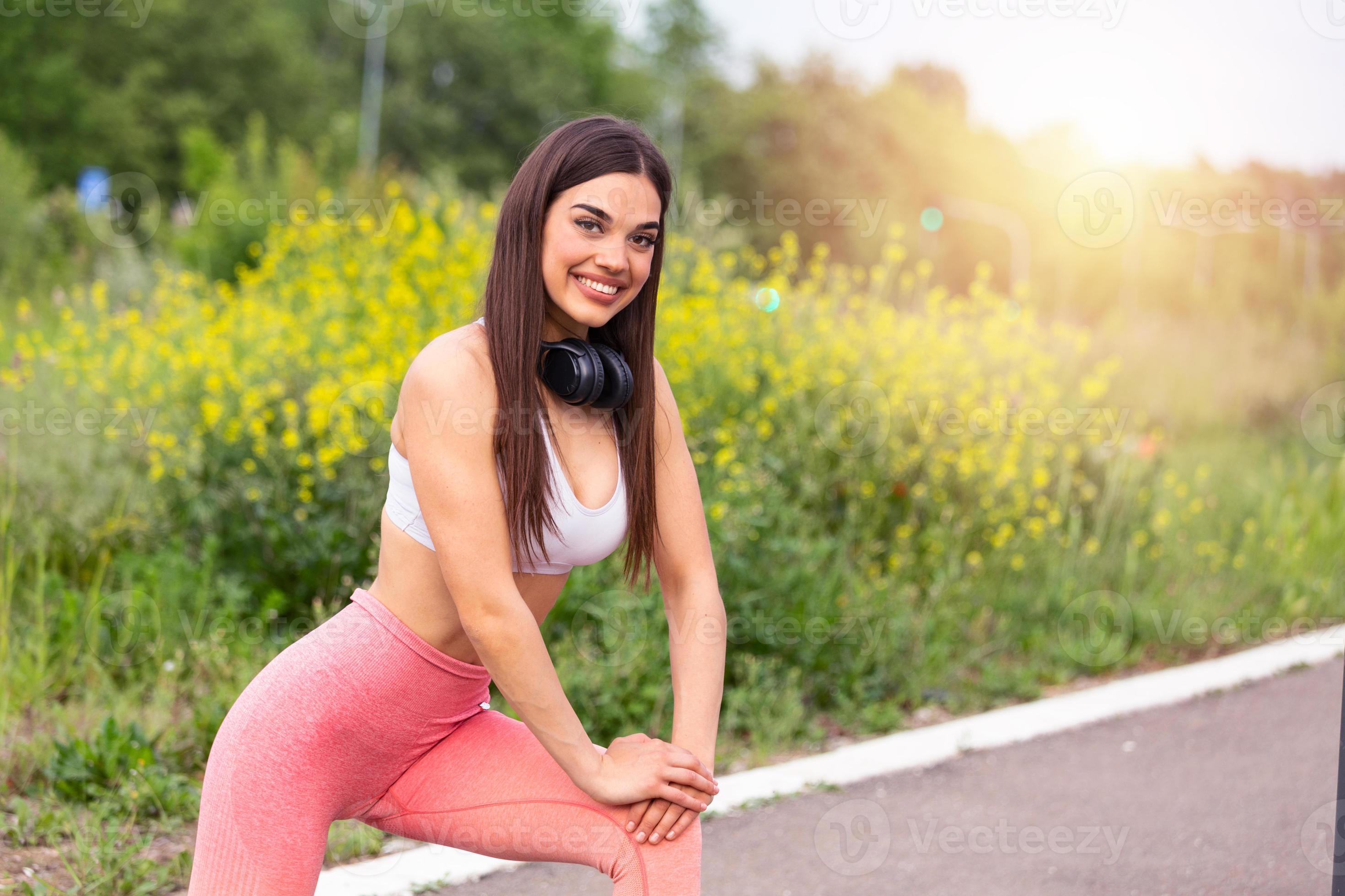 Mujer Hermosa De La Aptitud Con La Toalla Sobre Su Formación Cuello En Una  Caminadora En El Gimnasio Fotos, retratos, imágenes y fotografía de archivo  libres de derecho. Image 52129954