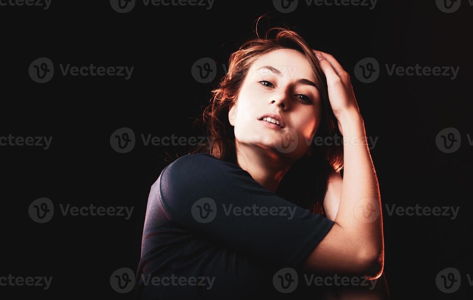 Retrato de una mujer joven y bella foto