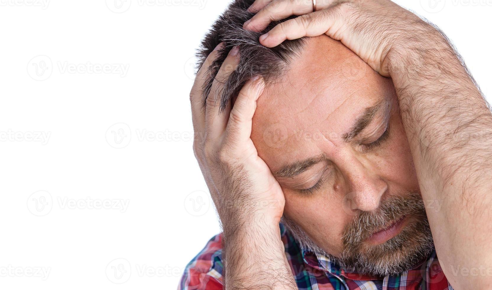 hombre de mediana edad que sufre de dolor de cabeza foto