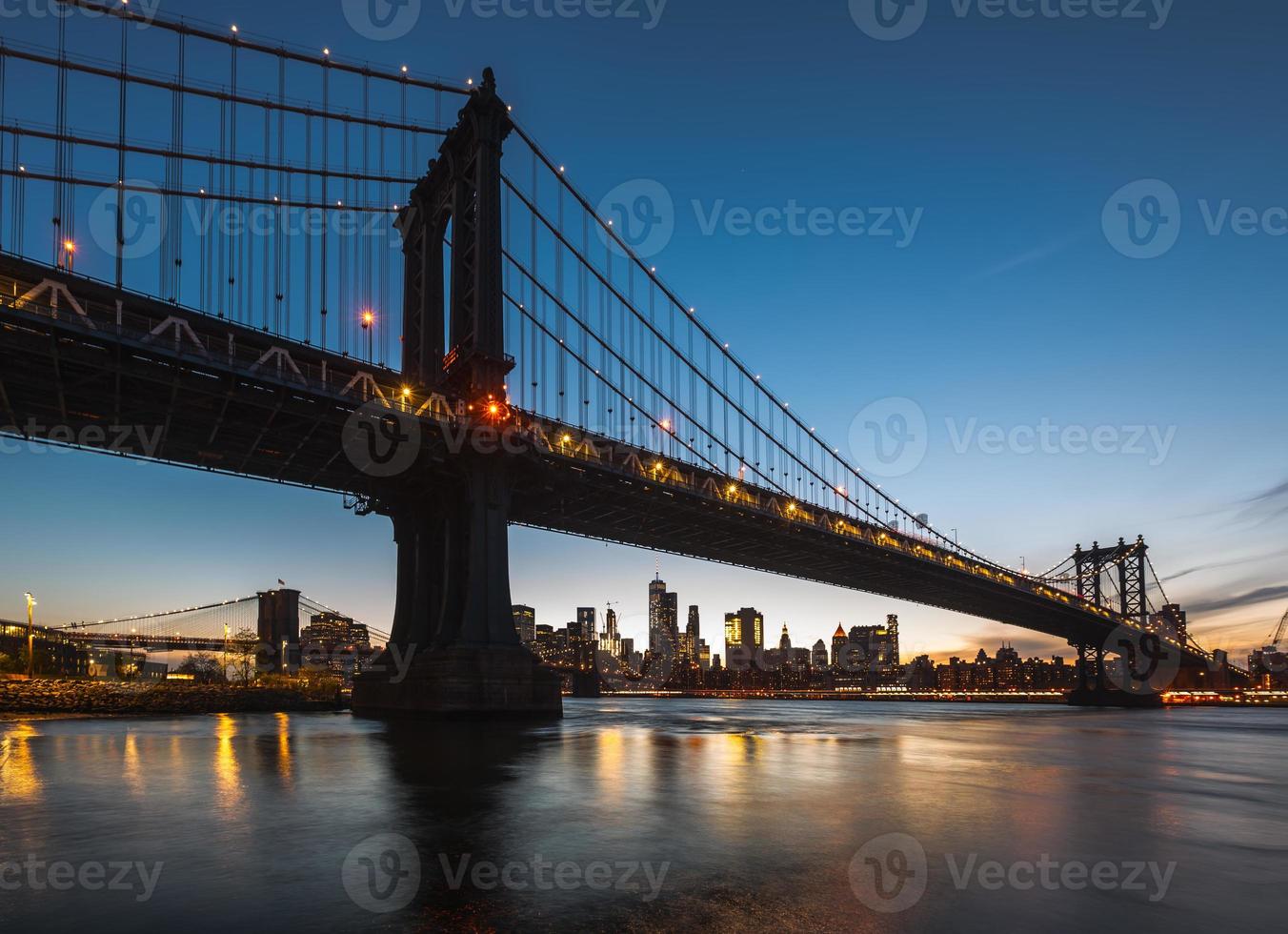 Puente de Manhattan en la noche foto