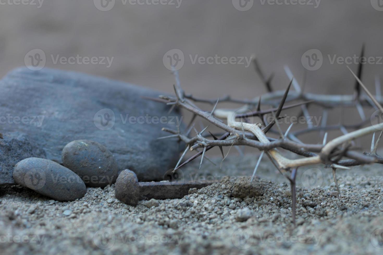 corona de espinas y clavos símbolos de la crucifixión cristiana en pascua foto